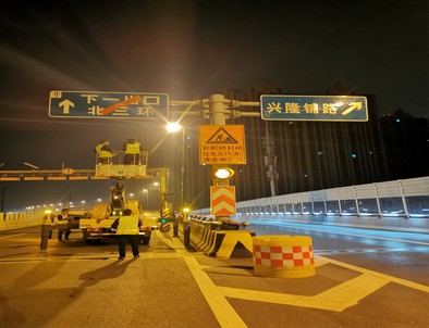 海西郑州市北三环彩虹桥交通标志牌安装现场